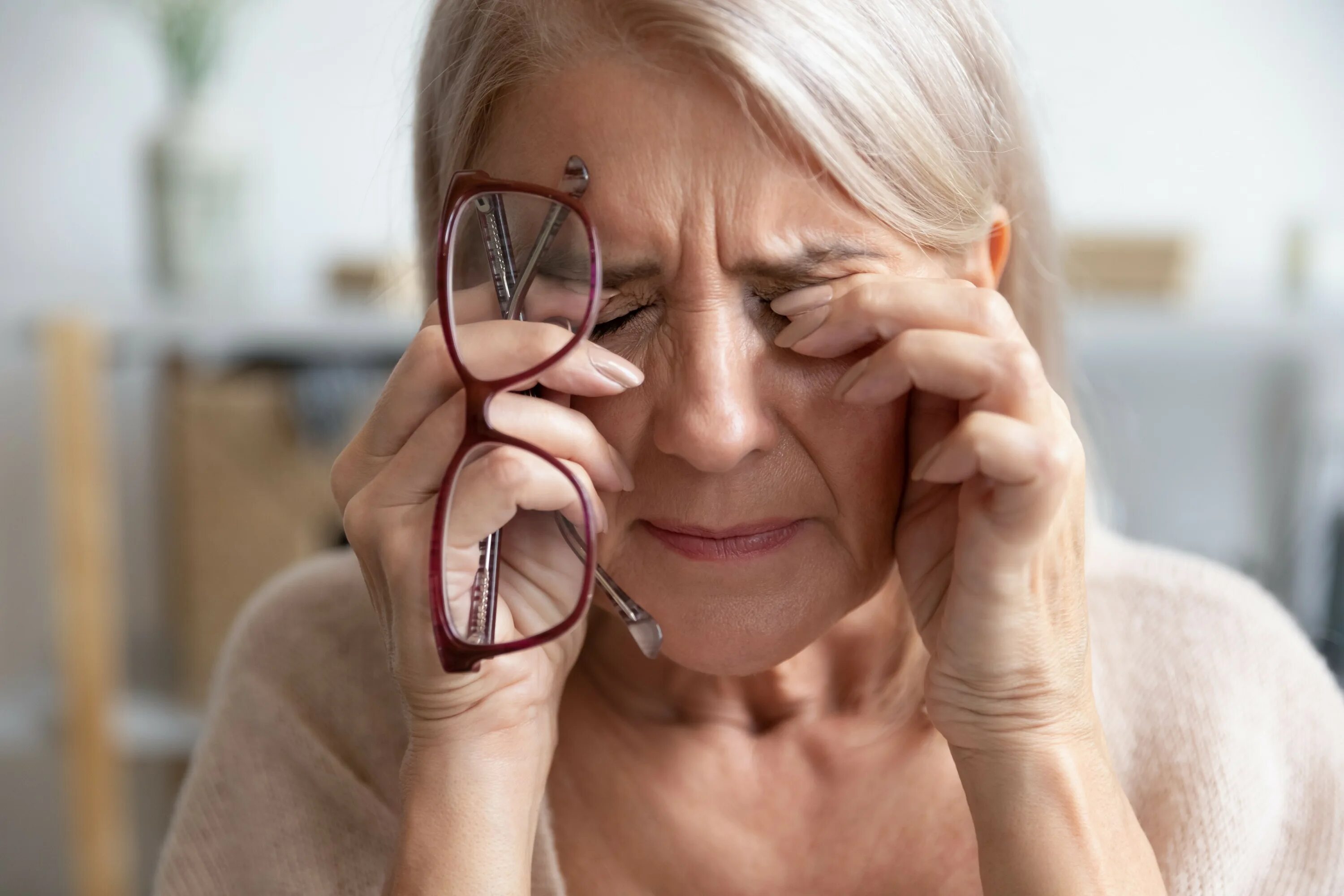 Расстройство нарушение зрения. Ухудшение зрения. Нарушение зрения у пожилых. Ухудшение зрения у пожилых.