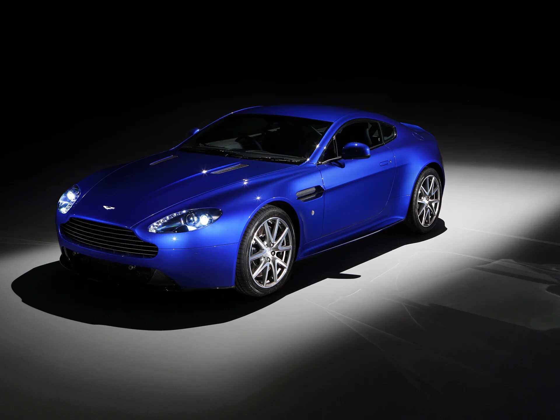 Включи синий машина. Aston Martin v8 Vantage. Aston Martin Vantage Wallpaper. Aston Martin Vantage gt4.