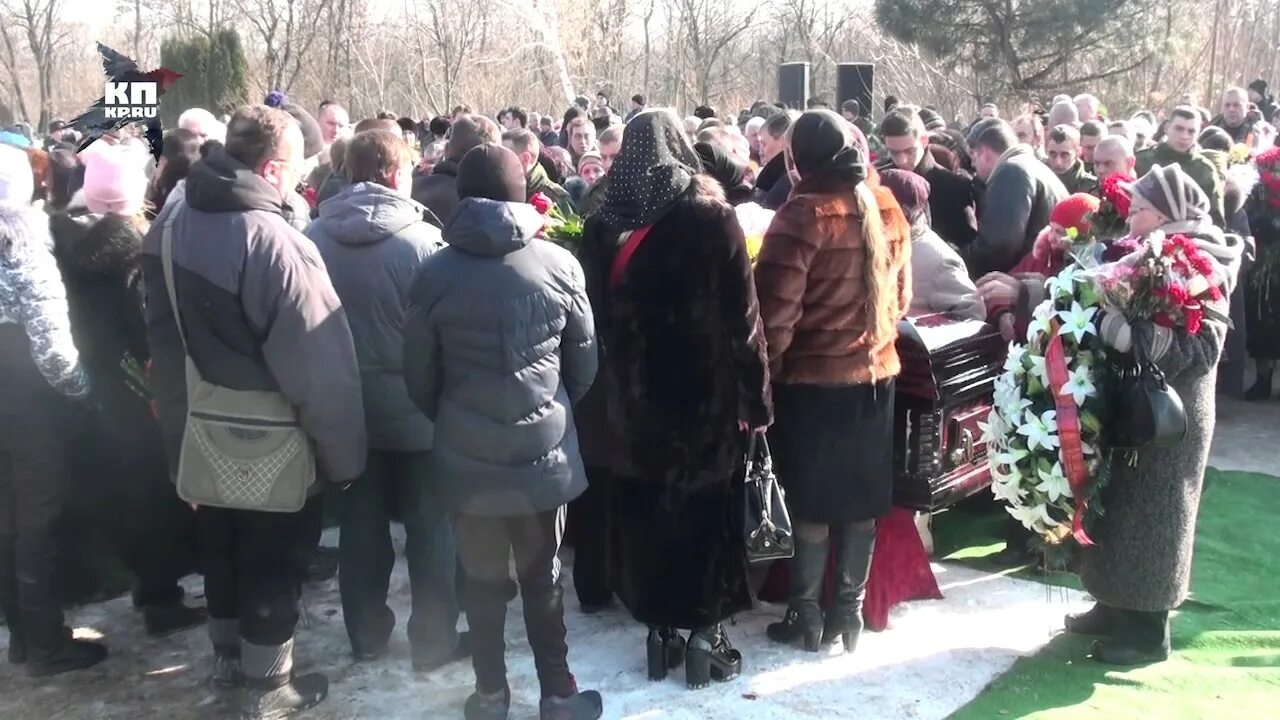 Гиви похоронят. Захарченко на похоронах гиви. Кладбище донецкое море могила гиви. Гиви похоронят. Гиви похоронят.
