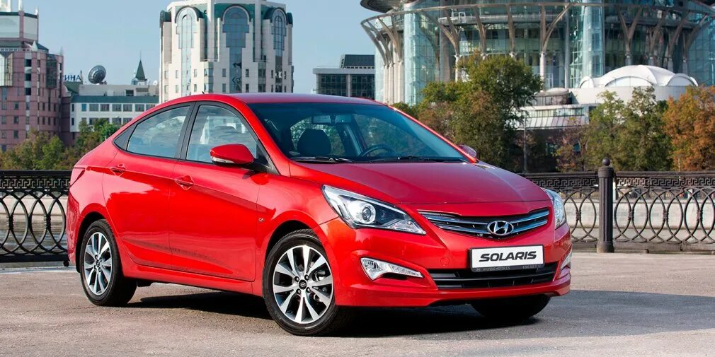 Kia rio 2017. Много машин. Сиат 2023. Спортивные машины. Несколько автомобилей.