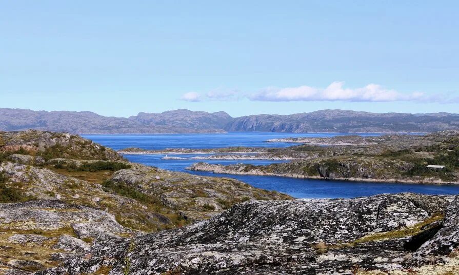 Залив лиинахамари. Берег баренцева моря териберка. Губа волоковая кольский залив. Фьорды баренцева моря. Баренцево море шпицберген.