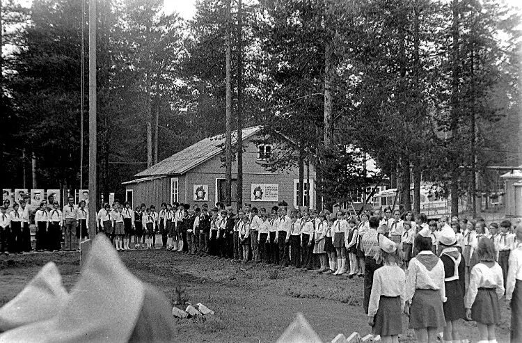 П л солнечный. Пионерский лагерь зеленый огонек Ленинградская область. Пионерский лагерь здоровье Трехселище. Пионерлагерь им. Гайдара Солотча. Пионерский лагерь Чайка Вырица.