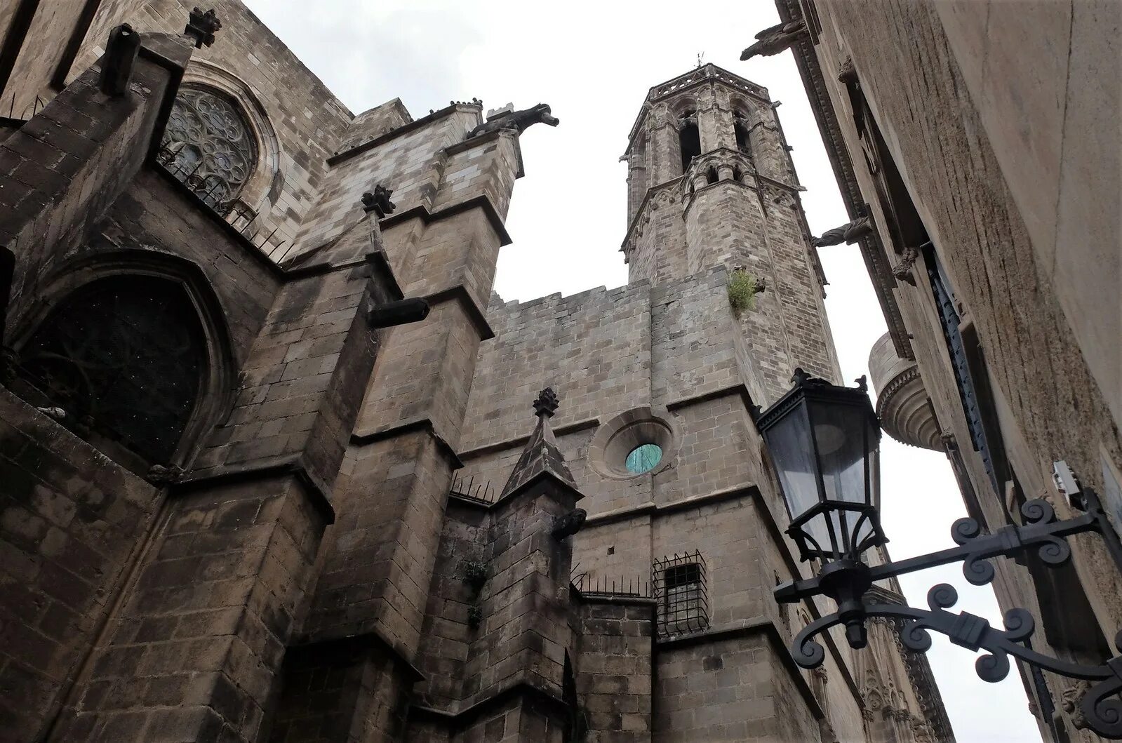 Каталония испания готический квартал. Готический стиль в одежде современный. Улочка барселона готический район. Готический квартал (г. Готы девушки.