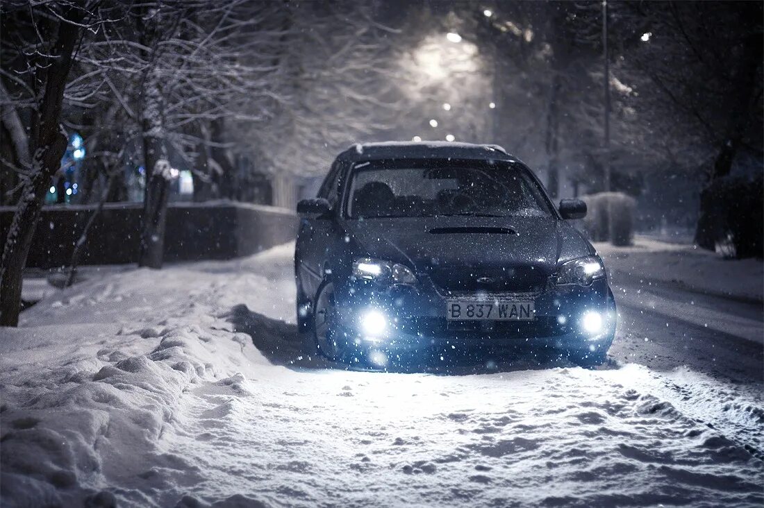 Машина на фоне снега. Машина зима снег. Машина зима снег. Машина под сугробом. Машина на зимней дороге.