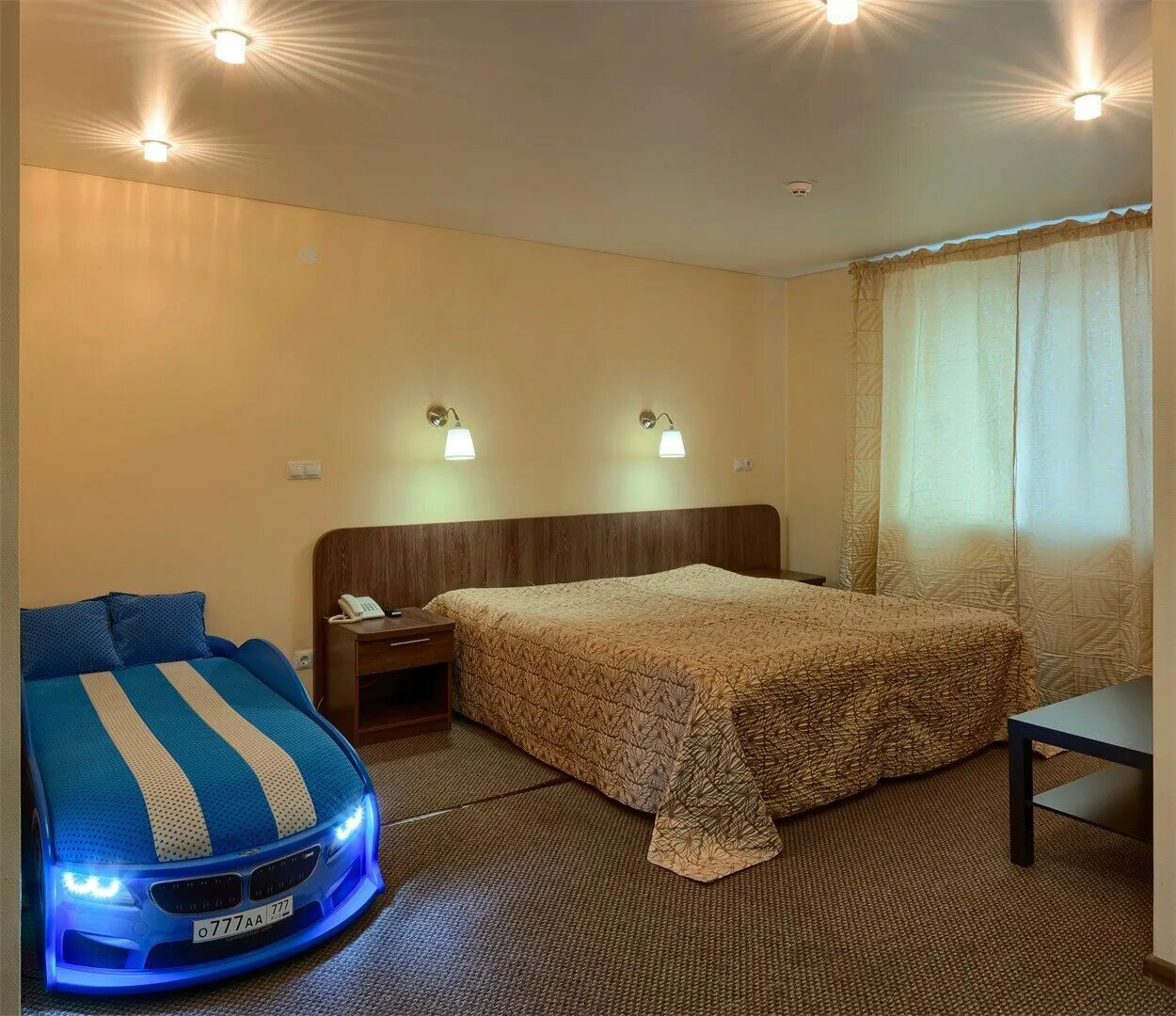 Номер хостела. Гостиница на 2 взрослых. Номер кинг в отеле. Отель мед кингс. Бест вестерн номера в отеле.