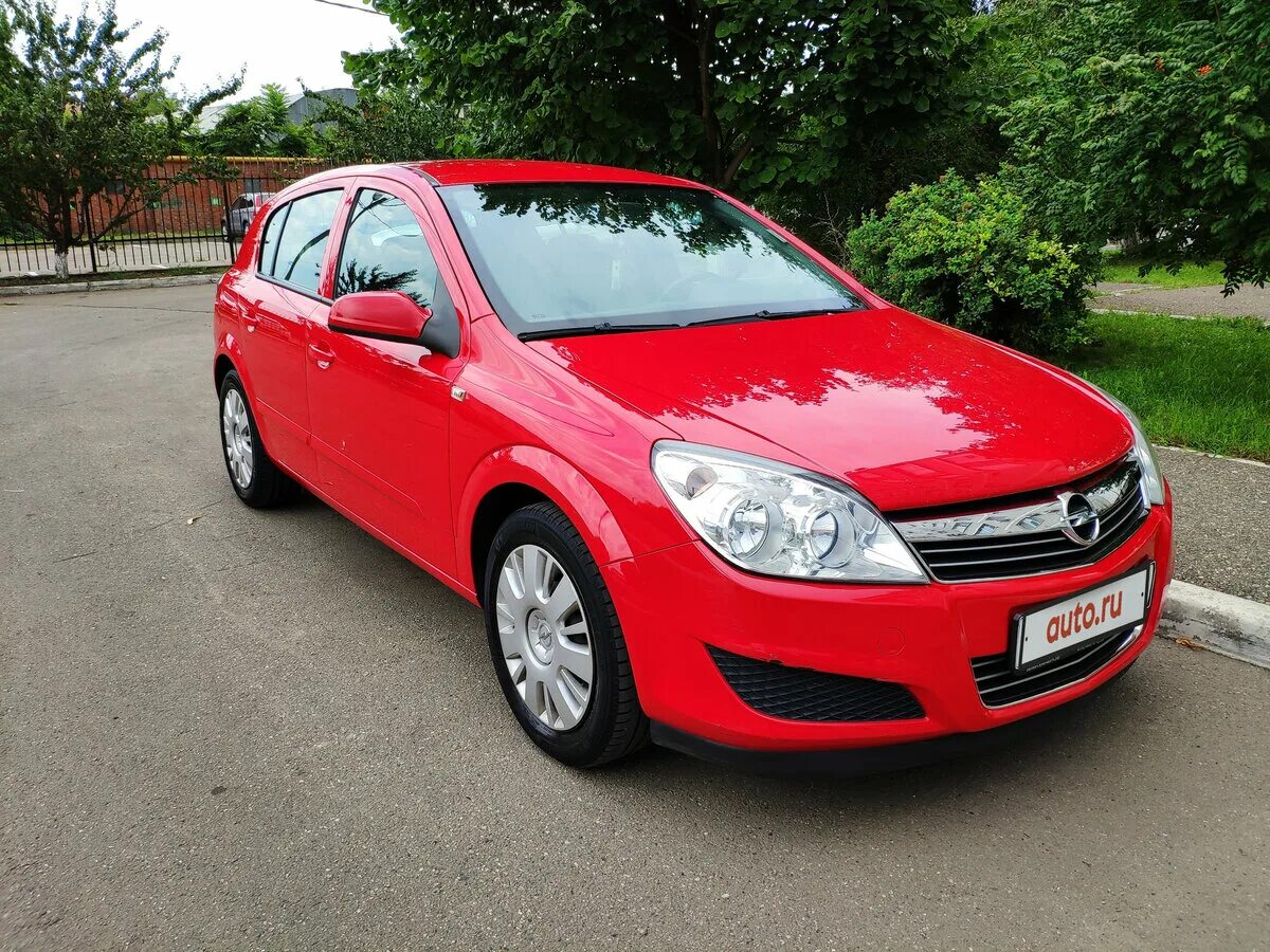 Red astra. Opel astra h 2007.