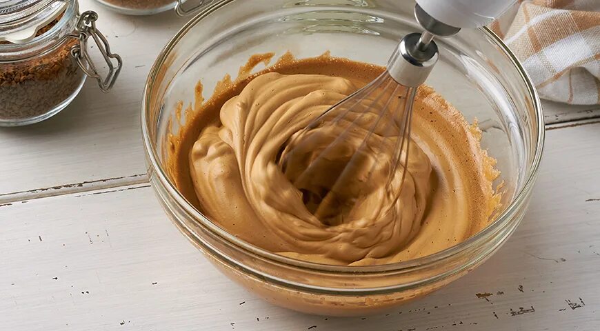 Выравнивание кремом со сгущенкой. Масляный крем со сгущенкой. Крем сливочный со сгущенным молоком. Взбитое масло со сгущенкой. Крем сгущёнка с маслом для торта.