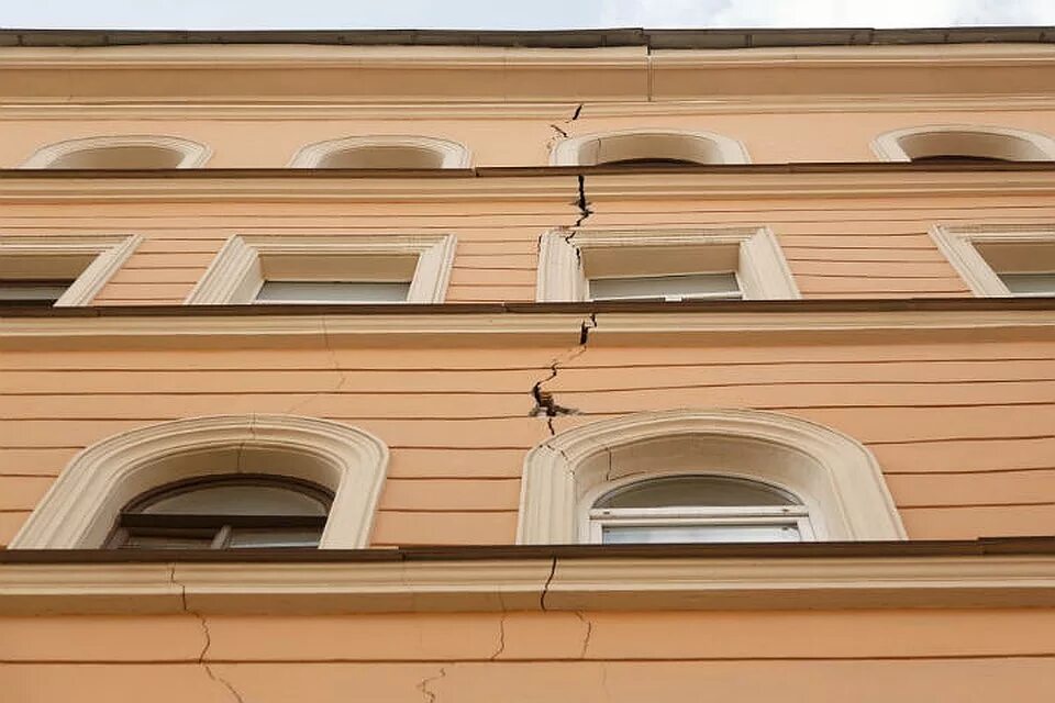 Трещины фасадов зданий. Трещины на фасаде. дефекты фасада здания. трещины на фасаде здания. фасад здания с повреждениями.