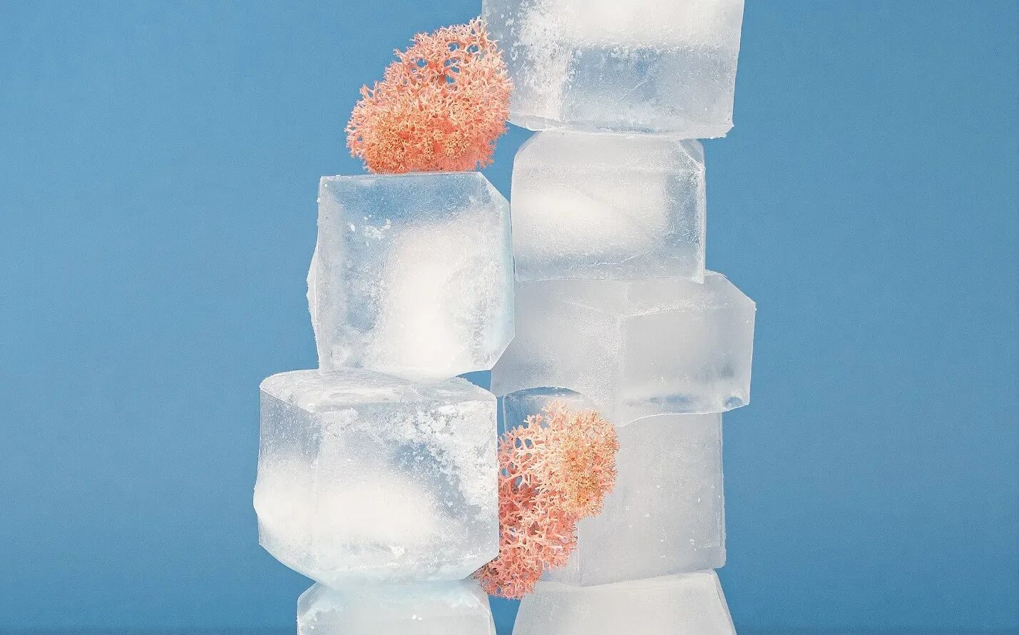 Польза льда для лица. Кубики льда. Тазик со льдом. Цветные кубики льда. Массаж кубиками льда.