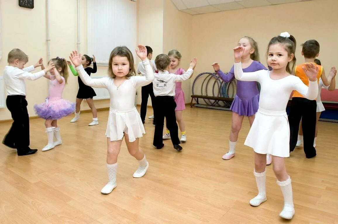 Детские танцы для детей 6 лет. Кружок танцев для детей. танцевальные кружки. хореография для детей. занятия танцами с детьми.