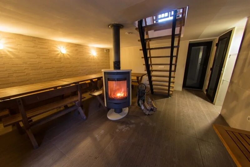 бассейн в подвале. необычный интерьер бани. баня в погребе. баня в погребе. сауна в частном доме.