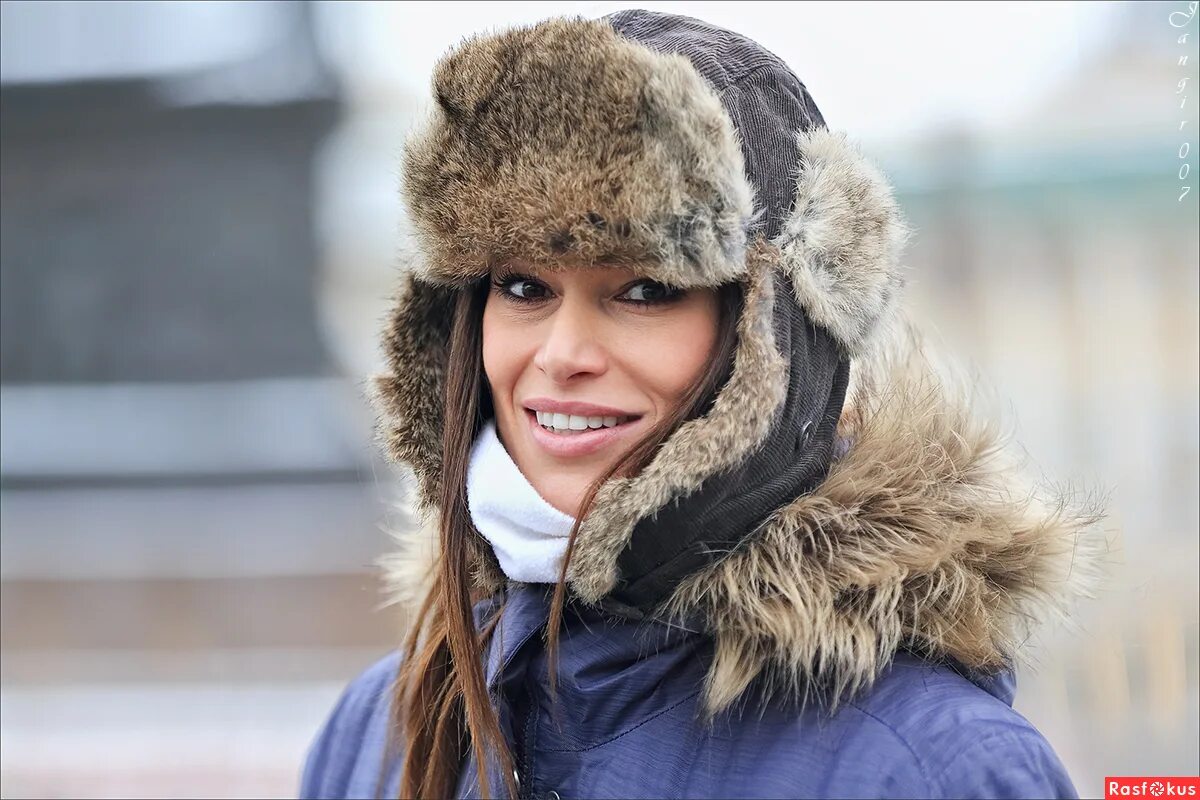 Шапка-ушанка малахай. Флешмоб шапки ушанки. Шапка ушанка формовка. Фотосессия в шапке ушанке. Флешмоб шапки ушанки.