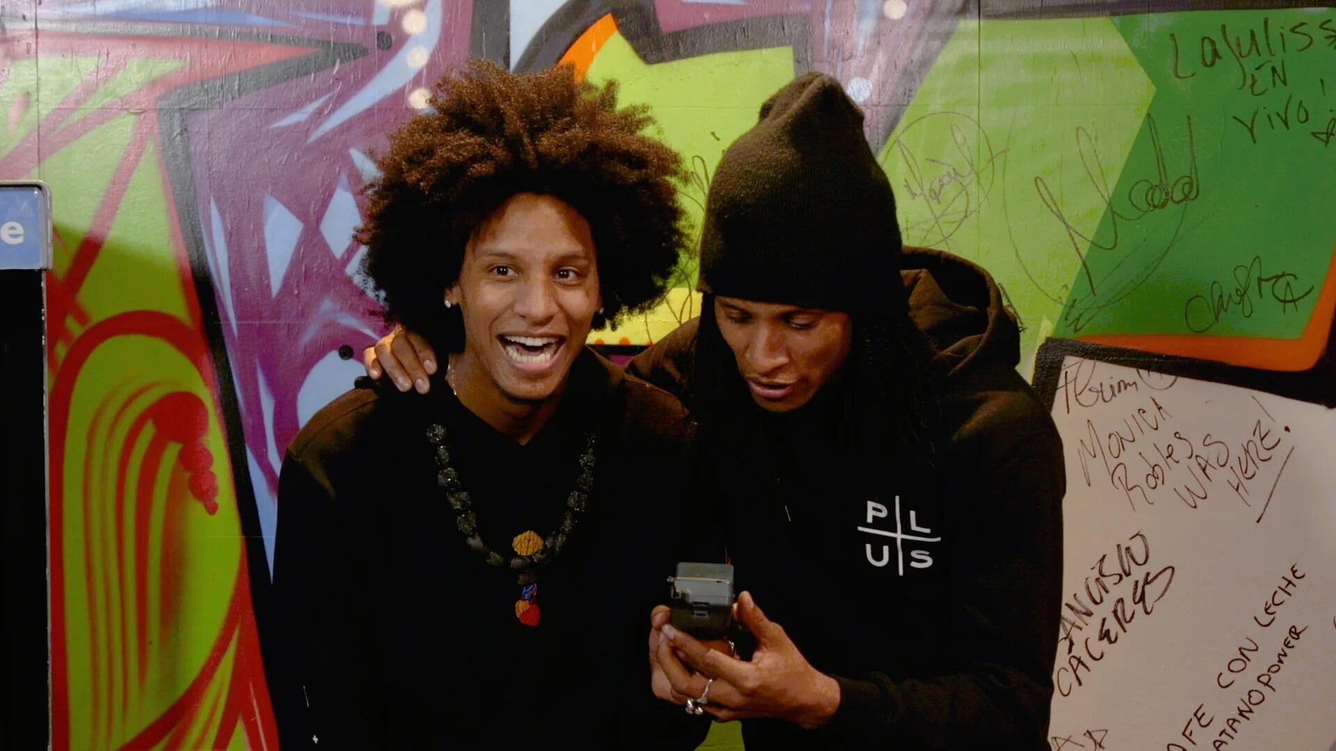 Calling twins. Лес твинс люди в черном. люди в черном интернэшнл лес твинс. les twins танцоры. твинс в люди черном.