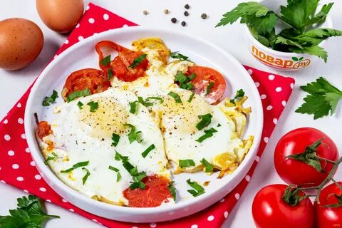 Яичница с зеленым луком и помидорами