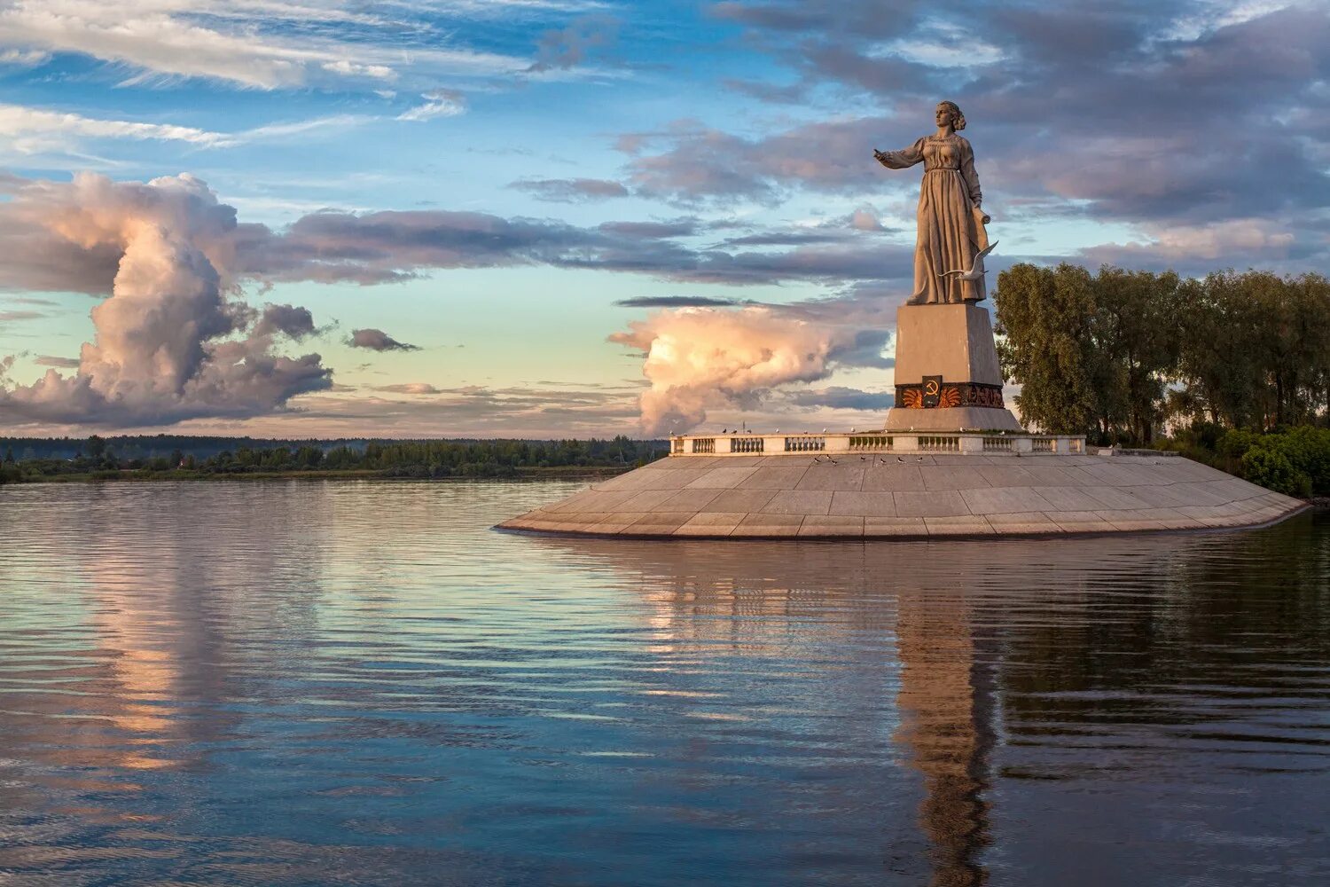 Монумент Волга-мать в Рыбинске. Монумент Волга Рыбинск. Рыбинск статуя мать-Волга. Родина мать Рыбинск. Река всем рекам мать
