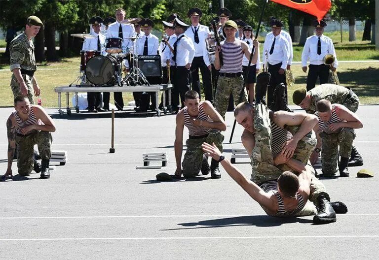 Плац 5. 5525 Рота специального назначения Гомель. Войсковая часть 5525 Гомель. 5525 Спецназ парад Гомель РБ. 5525 Часть парад 2011 год.