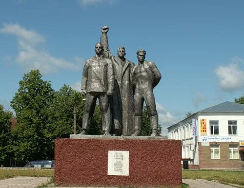 Семена памятника. Семенов памятник трем коммунистам Семенов. Памятник трем коммунистам в городе Семенове.