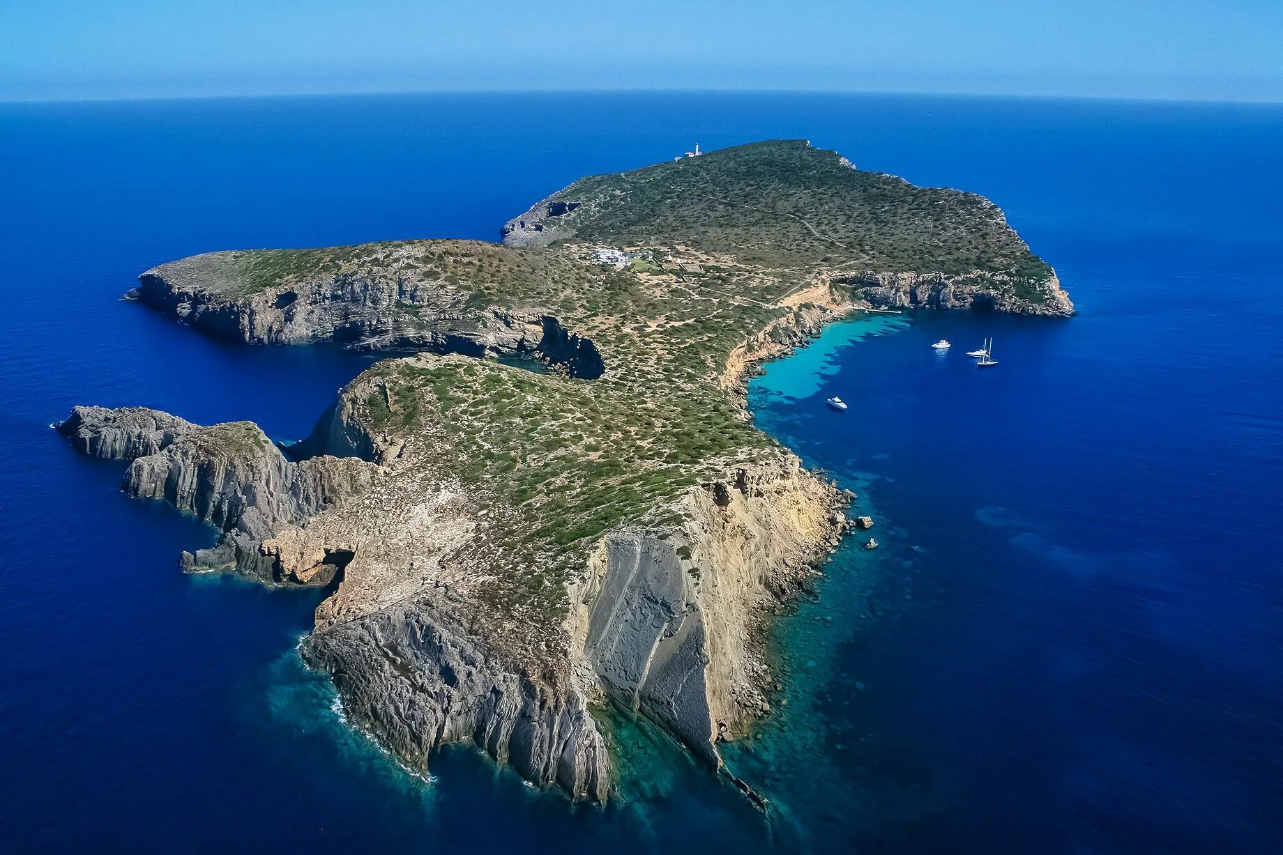 Большие острова средиземного моря. Остров Тагомаго Ибица. Ивиса (остров) острова Испании. Остров Ивиса Испания. Ибица Балеарские острова.