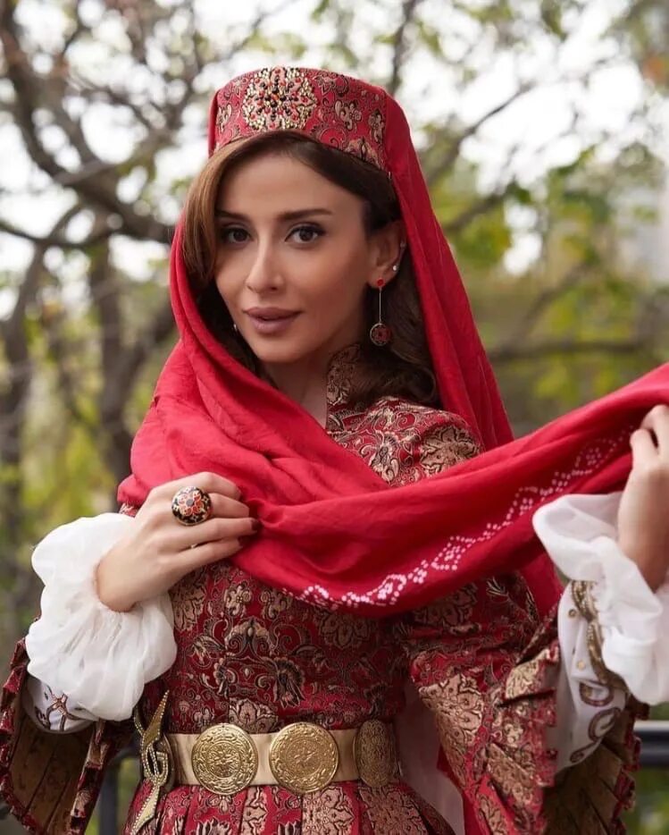 Покажи азербайджанку. Азербайджанка. Красивые азербайджанки. Девушки азербайджанки. Национальная одежда азербайджанки.