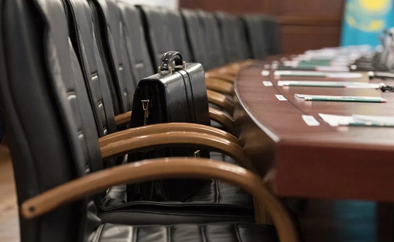 Пустое кресло чиновника. Рюкзак grizzly хоккей. Пустое кресло чиновника. Портфель на стуле. Депутатское кресло.