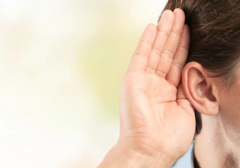 Ухо слушает. Человек прислушивается. Глухота человека. Чувство слуха.