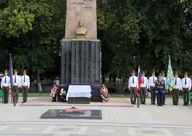 Администрация калининская краснодарского края. Станица Калининская Краснодарский край парк. Обелиск ст.Калининская Калининский район Краснодарский край. Обелиск станицы Калининской Краснодарского края. Обелиск славы ст. Калининская Калининский район.