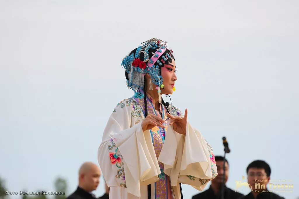 Якутия земля олонхо. Олонхо якутский эпос юнеско. Олонхо юнеско. Ысыах олонхо якутские платья. Эллэй боотур ысыах.