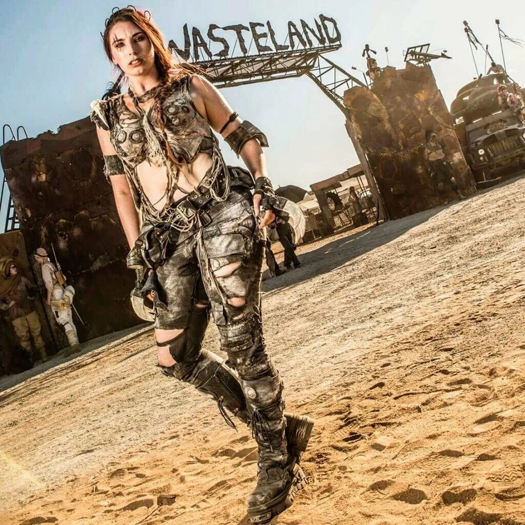 Вечеринка в стиле мэд макс. Фото девушек actiongirls. Девушки мад. Постапокалипсис девушки. Mad max девушки.