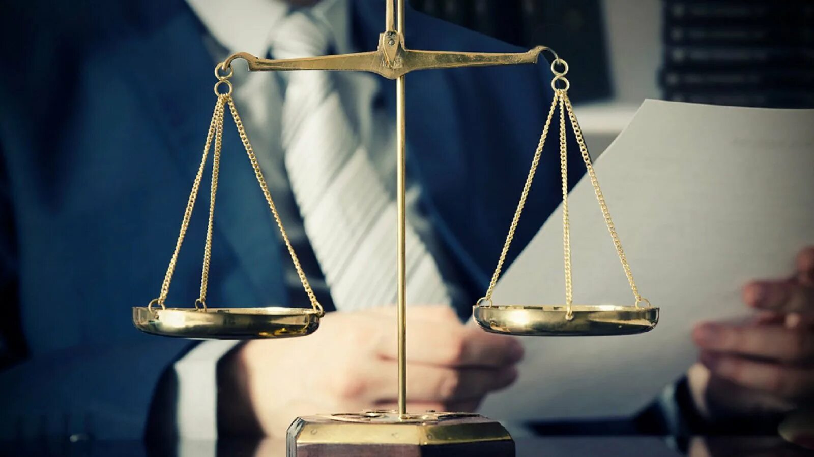 Справедливость в работе. Фразы о справедливости. Справедливость в работе. Сначала ищешь справедливость а потом другую работу. Весы юриста.