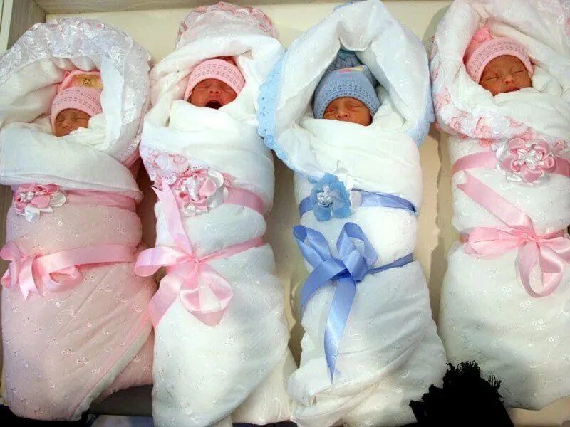 Выписка из роддома одеть малыша. Выписка новорожденного из роддома. тройняшки новорожденные в роддоме. тройняшки на выписке. вот такие вот гномики рождаются в роддоме.