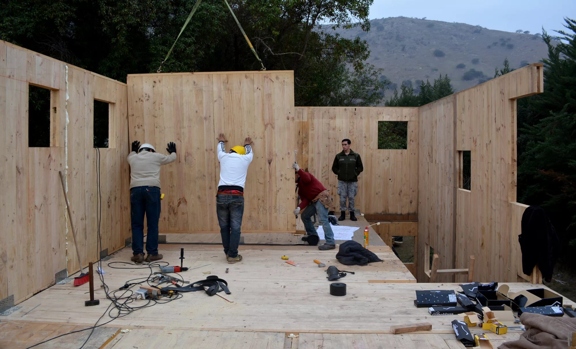 Панели CLT ( Cross Laminated Timber ). CLT 200 панель. CLT домокомплекты. CLT технология. Видео сборки дома