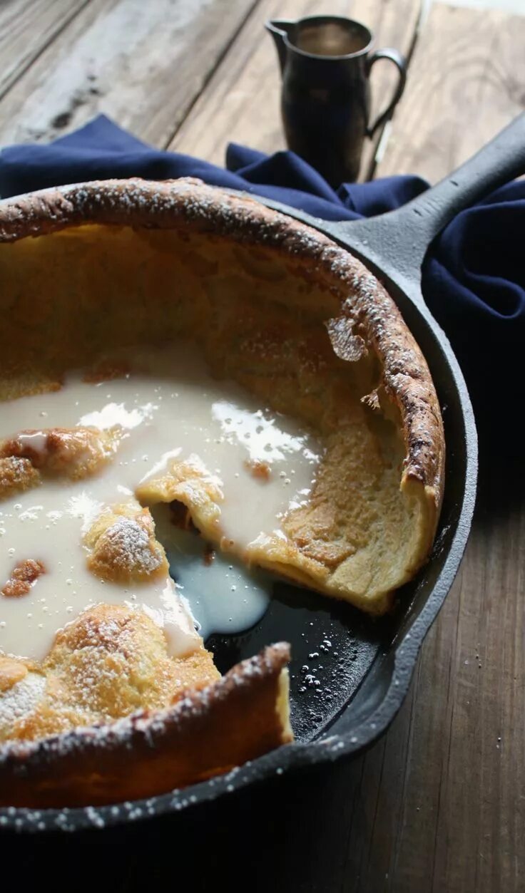 Голландские блины паннекокены. Датч бейби. Десерт датч бэби. Dutch baby pancake рецепт. Блинчик датч бэби.