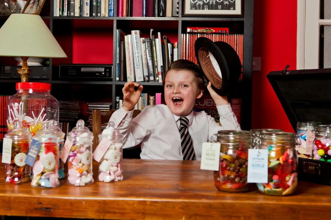 подростки на занятиях. подростки и финансы. бизнес школьники. ребенок бизнесмен. предпринимательство для школьников.