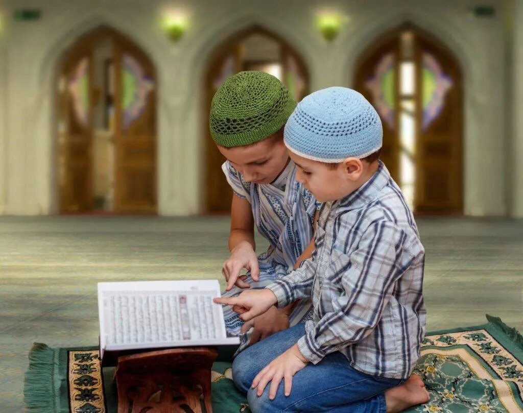 Без платка можно читать коран. Мусульмане в мечети. Дети в мечети. Мальчик в мечети.