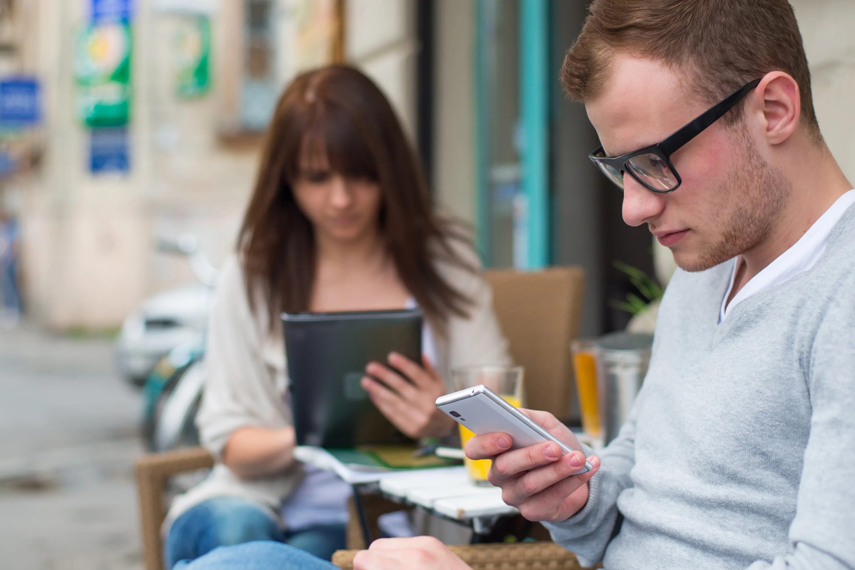 интернет зависимость. плюсы и минусы гаджетов. современный мир гаджетов. подросток со смартфоном. преимущества и недостатки телефона.