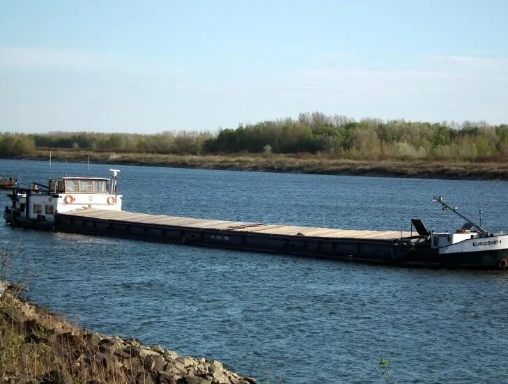 паромная баржа на волге. баржа села. баржи с мазутом. баржа села. баржа на мели в краснодарском крае.