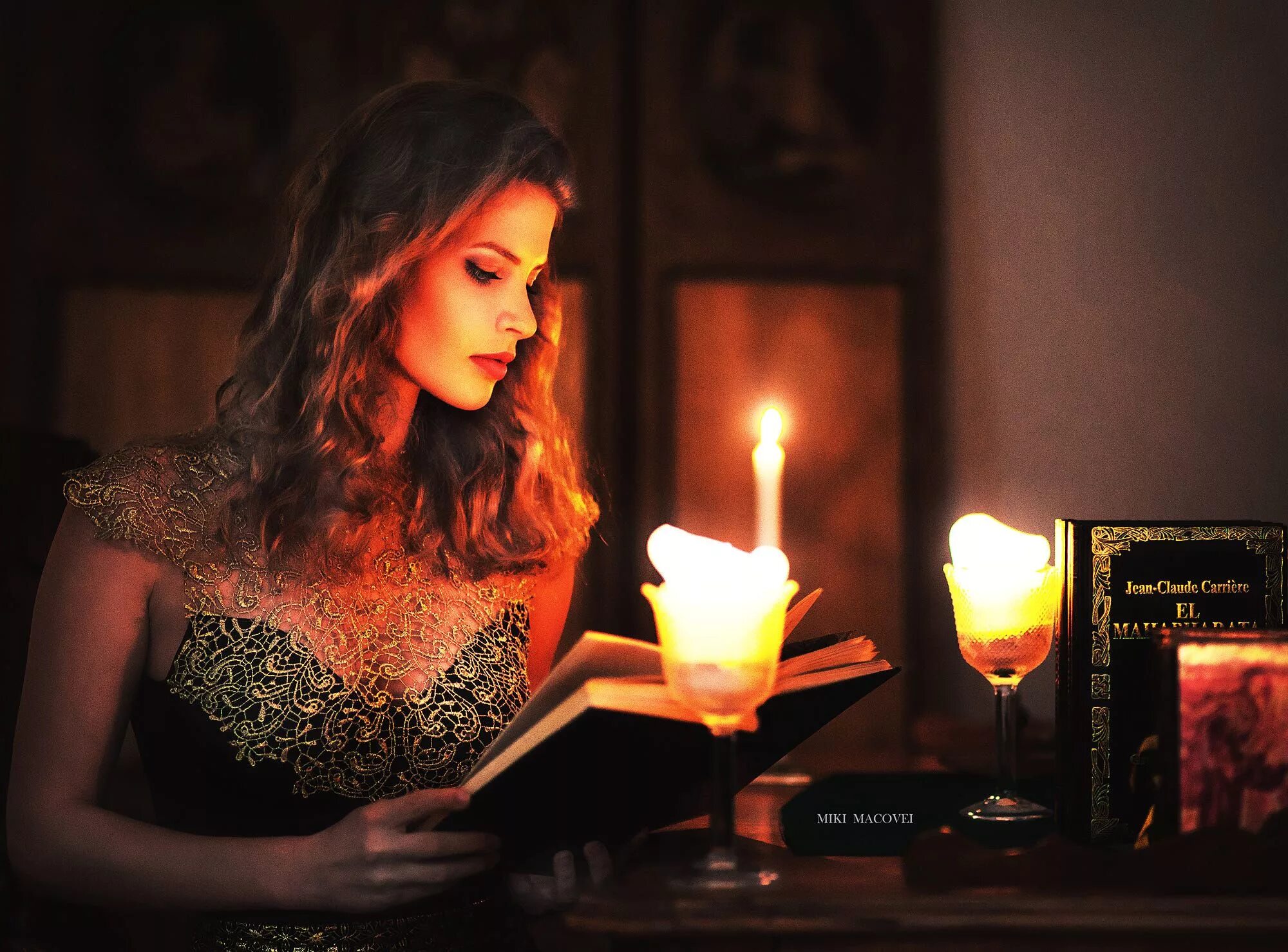 вечерняя свечка в лагере. вечер при свечах. девушка со свечкой.