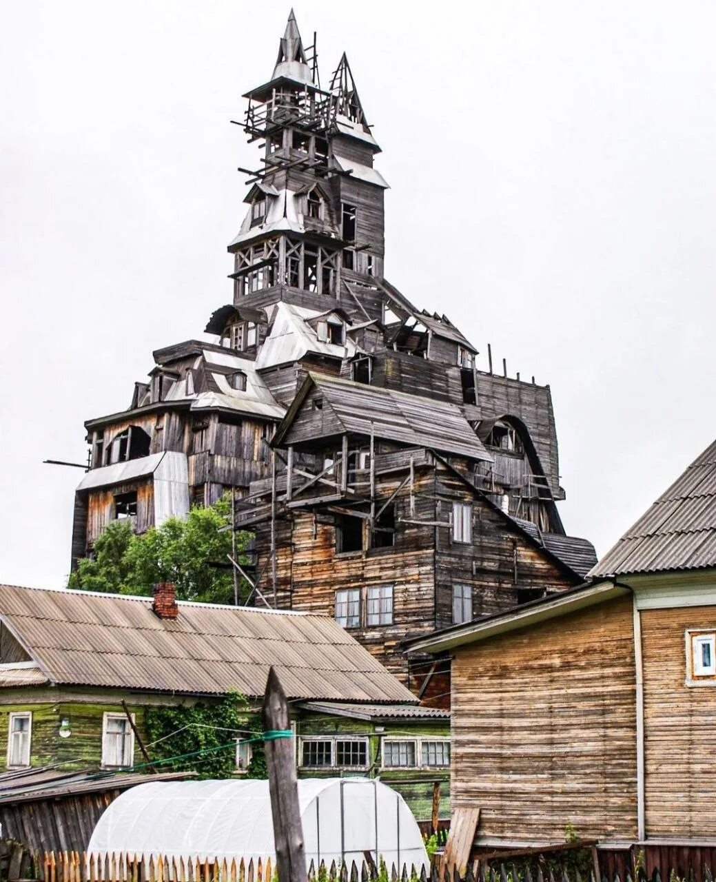 Самое большое деревянное здание. Деревянный Архангельский небоскрёб Николая Сутягина. Дом Сутягина Архангельск. Дом Николая Сутягина в Архангельске. Небоскреб Сутягина Архангельск.