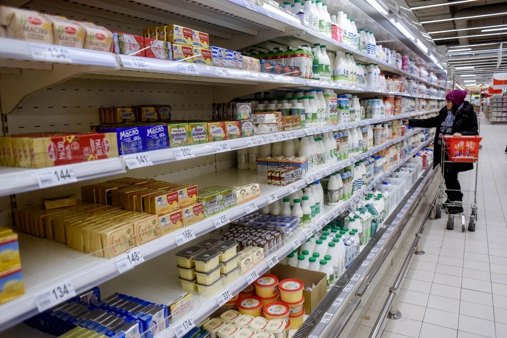 Молочные продукты в супермаркете. Молочные продукты в магазине фото. Сетевые продуктовые магазины. Магазин молочный продуктовый.