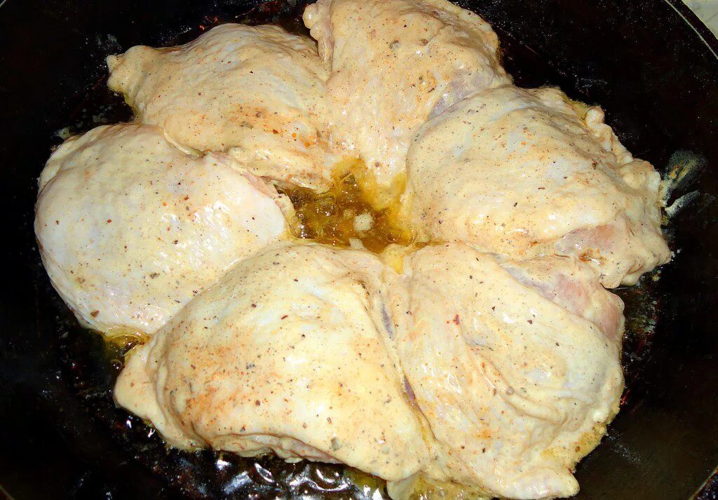 Рецепт вкусных бедер куриных на сковороде. Куриные бёдра на сковороде. Бедро куриное. Бедрышки куриные на сковороде. Жареные бедра курицы на сковороде.