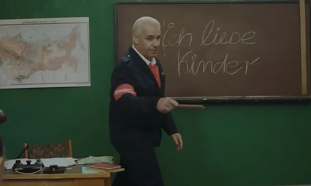 Lindemann hasse kinder. Тилль Линдеманн ich Hasse kinder. Рамштайн ненавижу детей. Рамштайн ich Hasse kinder. Тилль Линдеманн короткометражка.