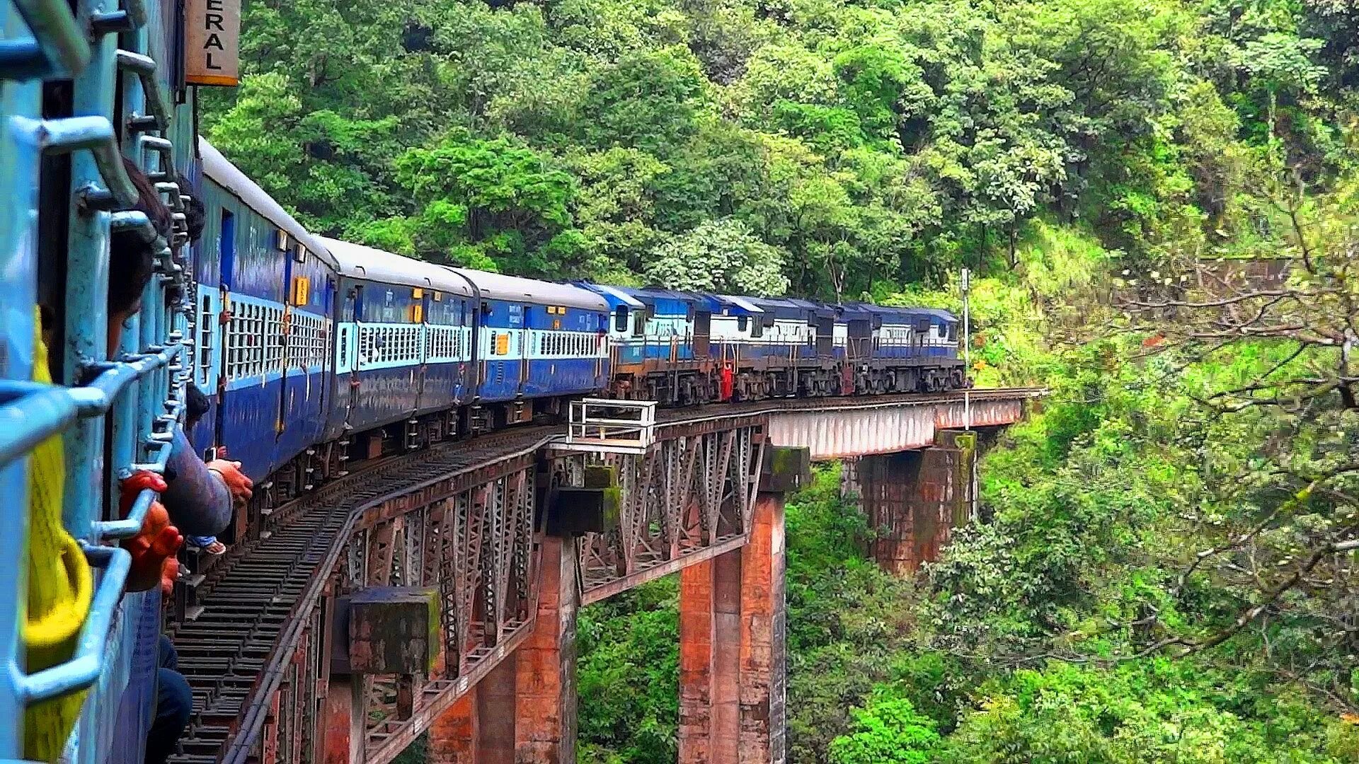 Известные железные дороги. Горная железная дорога Нилгири Тамилнад. Узкоколейка Индия Нилгири. Транс-Габонская железная дорога. Дарджилинг гималайская железная дорога.