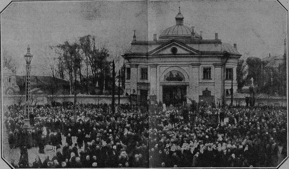 Комиссариаты 1918. Александро-Невская Лавра 1918. Александро-Невская Лавра 1917. Крестный ход 1918 Петроград. Крестный ход Александро Невская Лавра.