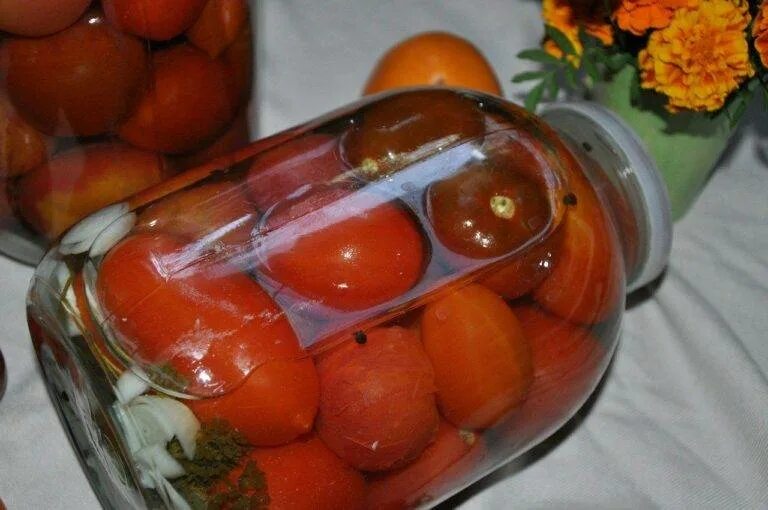 Консервированные помидоры. Помидоры черри с морковной ботвой на зиму. Помидоры на зиму способы. Помидоры на холодную на зиму. Помидоры на зиму способы.