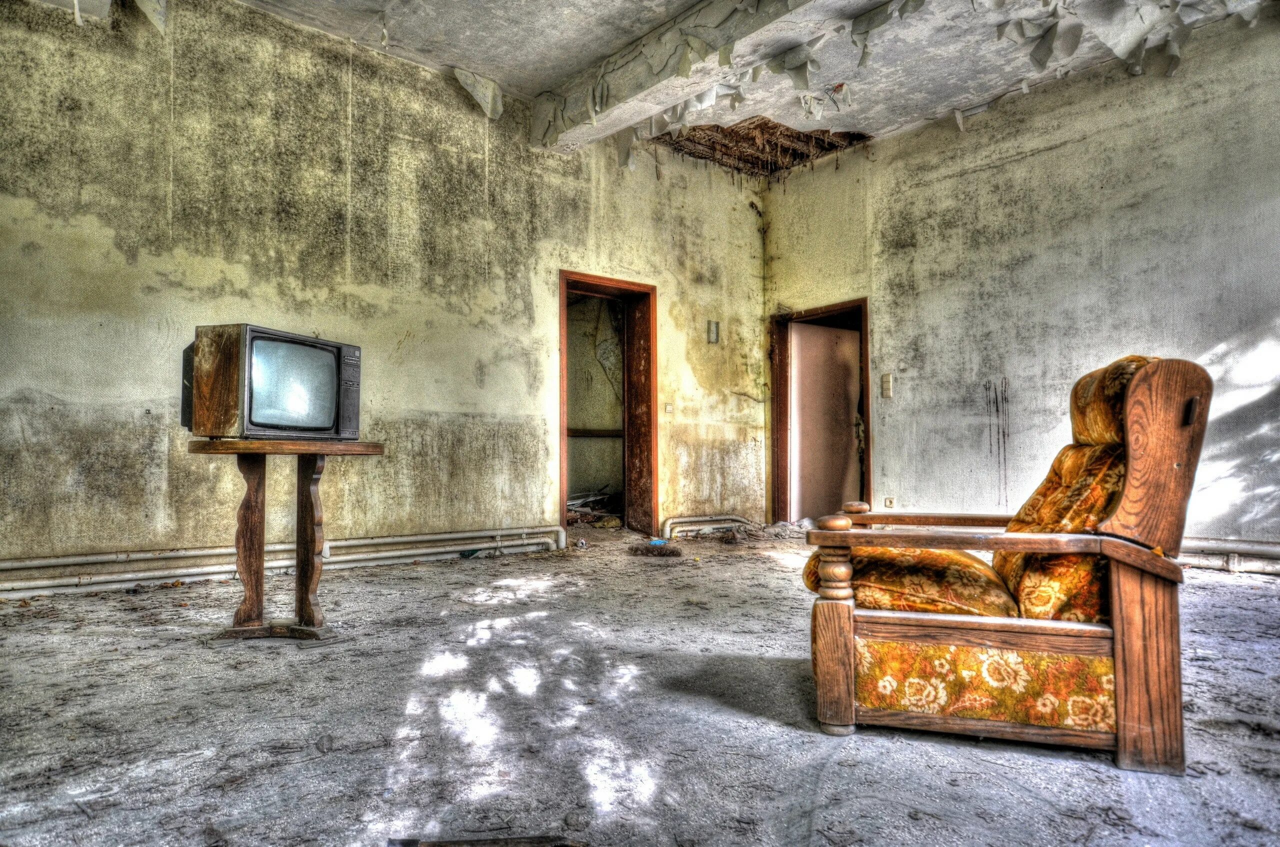 Old bedroom. Старая комната. Старинная комната. Пустая заброшенная комната. Заброшенная комната кресло.