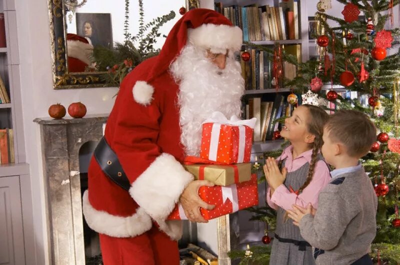 Деду морозу дарят подарки. Дед Мороз дарит подарки. Дед Мороз дарит подарки детям. Подарки Деда Мороза.