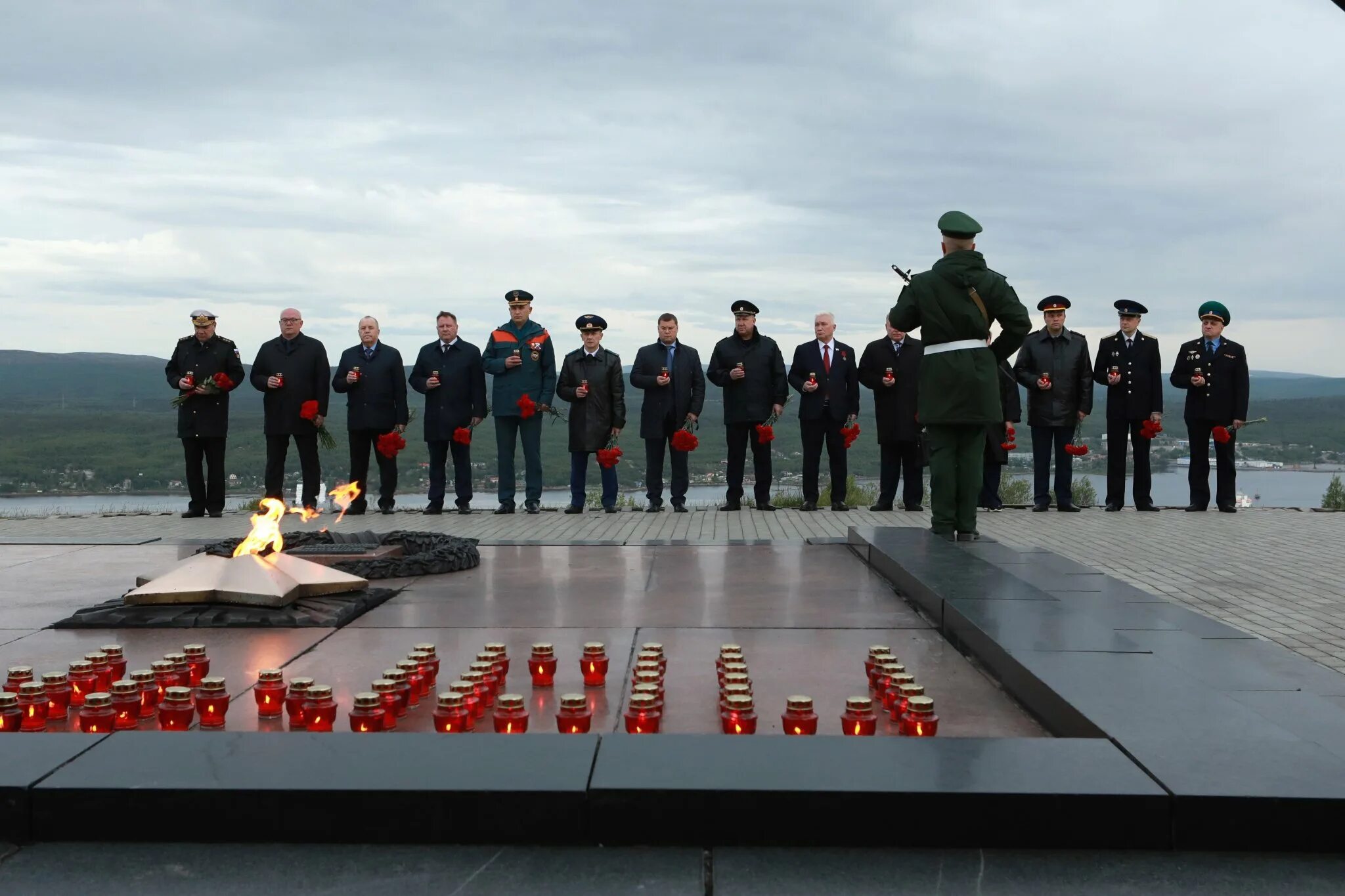 Вечный огонь Мурманск. Алеша Мурманск вечный огонь. Память героям войны. Память героям войны вечный огонь. Мурманск 22 июня