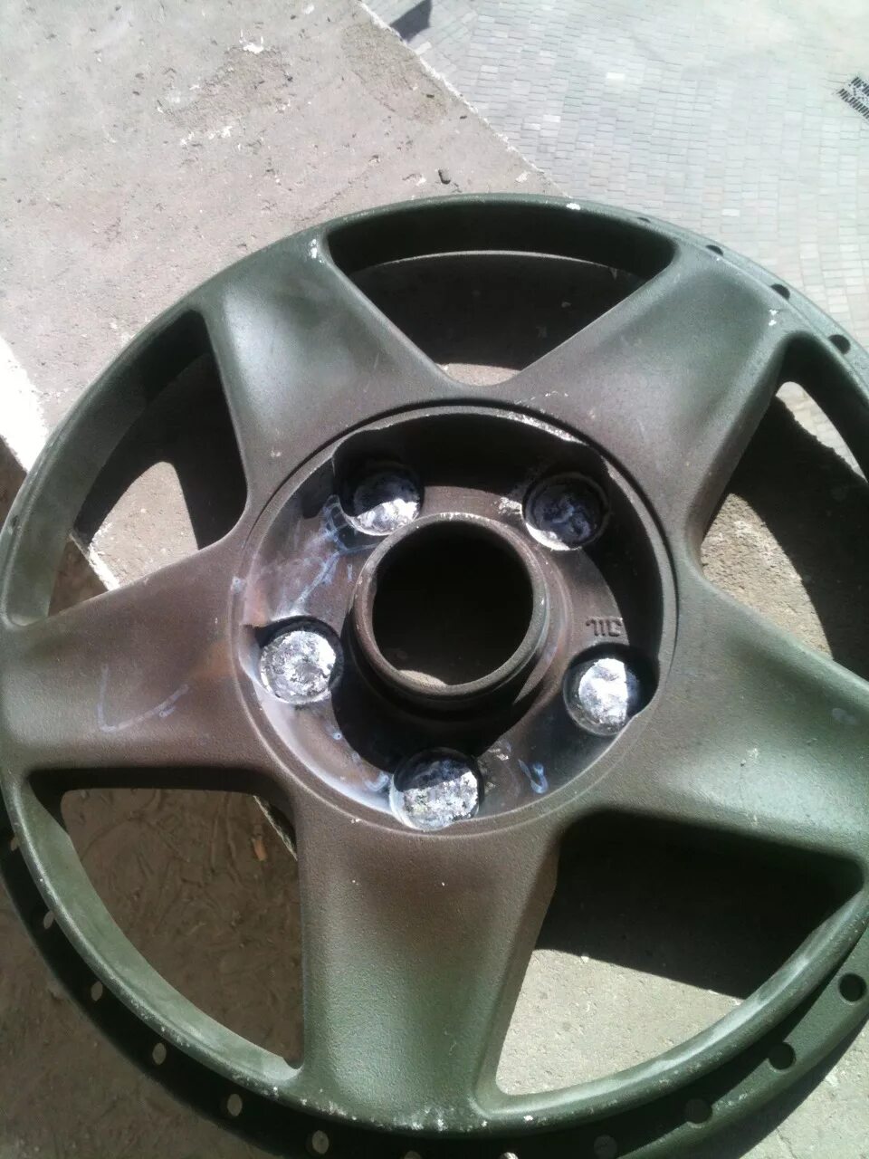 Диски отверстие под болты. Разболтовка хаммер h2. Диски отверстие под болты. Рассверловка отверстий в дисках. Расточка болтовых отверстий в дисках.