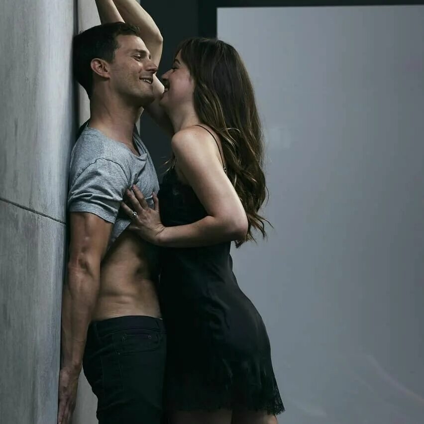 Мужчина и женщина занимаются. Страстный поцелуй в кровати. Джейсон сигел в пролете 2008. Страстные девушки. Удовольствие для мужчины.