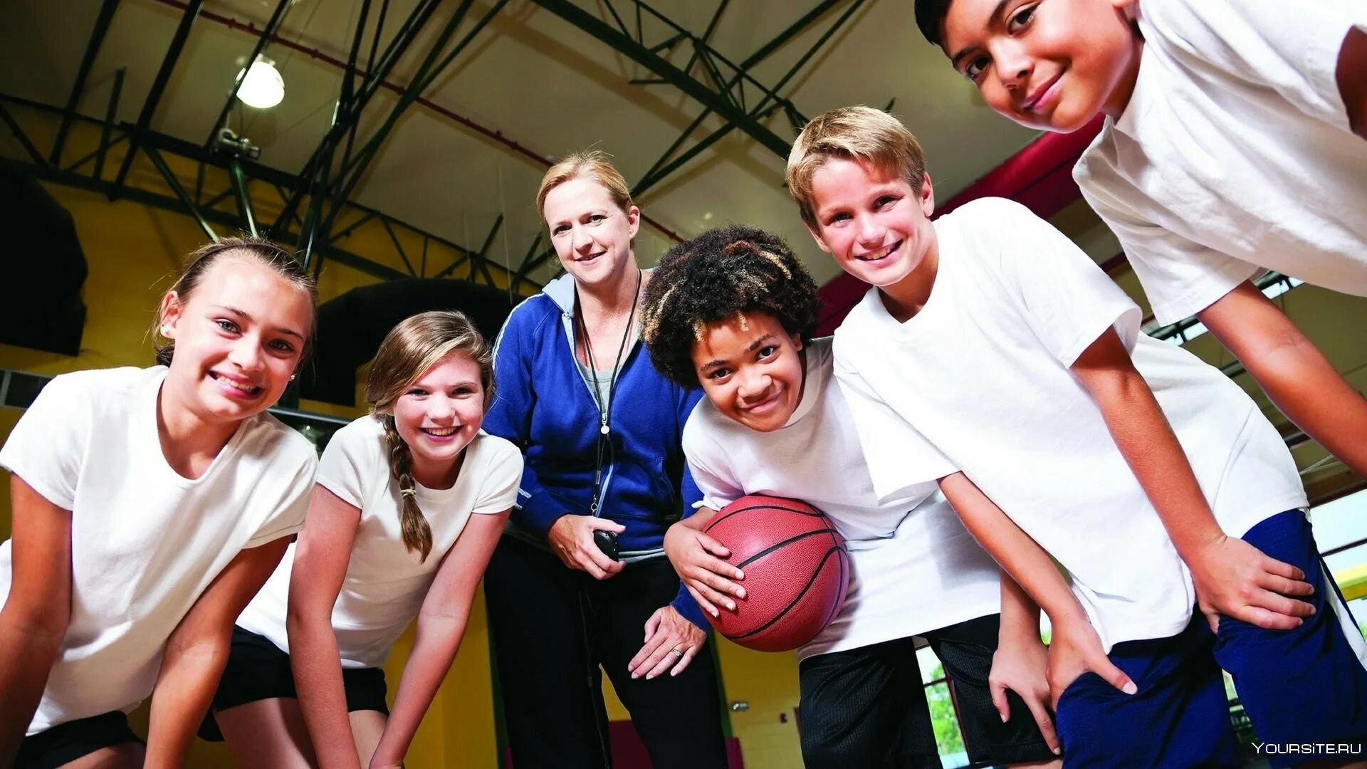 Группа спортсменов. Занятие спортом подростков. Молодежь занимается спортом. Спортивный коллектив. Занятие спортом подростки.